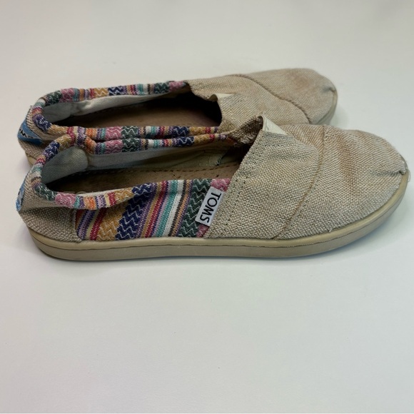 2/$20 Toms Girls Size 2 Khaki Canvas Slip On Loafer Flats Youth Aztec Burlap - Picture 2 of 7